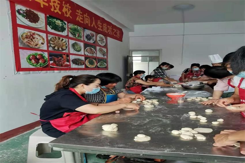 點擊查看詳細信息<br>標題：餐飲面點培訓中 閱讀次數：4740